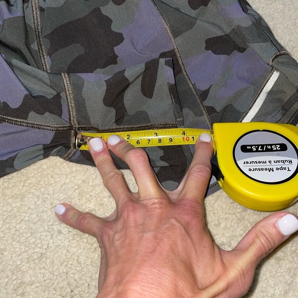 Size 4 lulu shorts - Picture 3 of 5